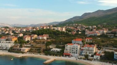Eski Şehir Split town, Dalmaçya kıyılarında yer görünümünden Hırvatistan Adriyatik Denizi yakınındaki Batı Köyü'nde denize sıfır görünümü. Sahil şeridi oteller turist, oldukça ve konforlu tatil yeri için.