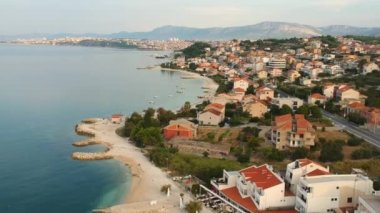 Eski Şehir Split town, Dalmaçya kıyılarında yer görünümünden Hırvatistan Adriyatik Denizi yakınındaki Batı Köyü'nde denize sıfır görünümü. Sahil şeridi oteller turist, oldukça ve konforlu tatil yeri için.