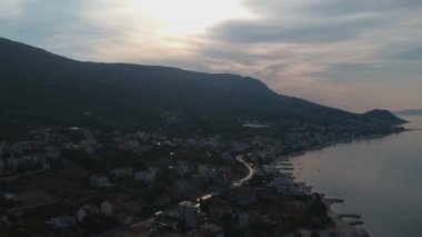 Sabah Split Hırvatistan, sakin ve oldukça turizm meslek otel sahil yeşil dağların Avrupa'nın altında yakınındaki kıyı köyü'nde doğal hava kuş görünümü. Sabah erken.