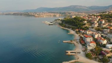 Eski Şehir Split town, Dalmaçya kıyılarında yer görünümünden Hırvatistan Adriyatik Denizi yakınındaki Batı Köyü'nde denize sıfır görünümü. Sahil şeridi oteller turist, oldukça ve konforlu tatil yeri için.