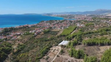 Pastoral tepe köy kasaba dağlarında Split havadan görünümü, Hırvatistan'ın bölge deniz kenarında.
