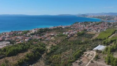 Pastoral tepe köy kasaba dağlarında Split havadan görünümü, Hırvatistan'ın bölge deniz kenarında.