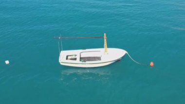 Balıkçı tekne inanılmaz sabah sakin deniz suyundaki. Hava kuş reviling teknenin kaydırma sarmal kıyı Dağları Hırvatistan'da görüntüleyin..