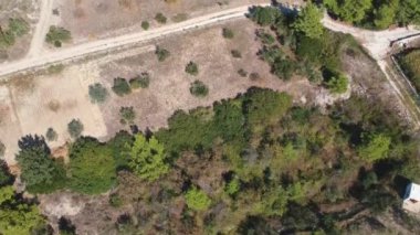 Hava panoramik Avrupa köyü yakınlarında Böl. Yeşil dağların yerel'ın çiftlikleri ve bitki örtüsü büyüyor. Hırvatistan seyahat hedef.