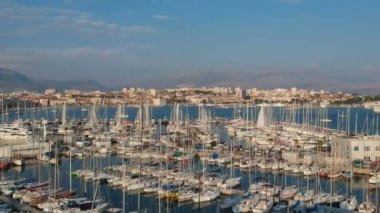 Hava kuş bakışı Hırvatistan Split beach Harbour Adriyatik kıyılarının. Avrupa erken akşam güneş, tekneler ve yatlar sakin su ile yaz günü. Marina deniz araçları, su üzerinde yüzen Motorbot dock.