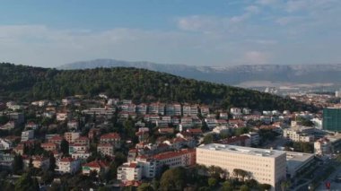 Hava kuş görünümü ünlü Avrupa seyahat hedef, cityscape Adriyatik kıyısı ve bay park Hırvatistan ile Böl.