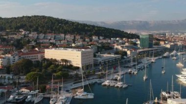 Hava kuş görünümü ünlü Avrupa seyahat hedef, Split cityscape Adriyatik kıyısı ve deniz araçları, Hırvatistan ile defne.