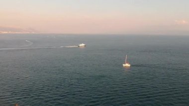 Hava kuş bakışı Hırvatistan Split beach Harbour Adriyatik kıyılarının. Avrupa erken akşam güneş, tekneler ve yatlar sakin su ile yaz günü. Marina deniz araçları, su üzerinde yüzen Motorbot dock.