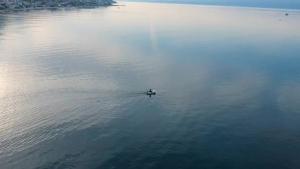 Рибалка Його Кораблі Рухаються Спокійна Морська Вода Дивовижні Ранок Свіжих — стокове відео