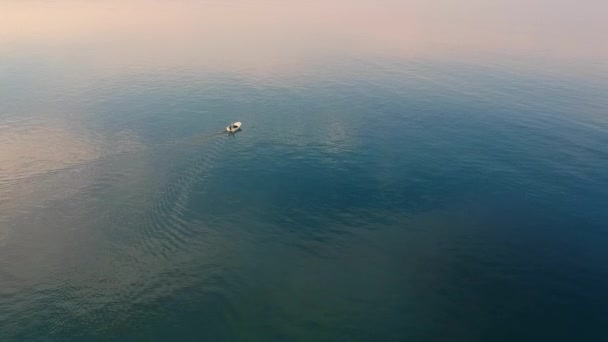 Pescador Barco Que Mueve Agua Mar Tranquila Mañana Increíble Para — Vídeo de stock