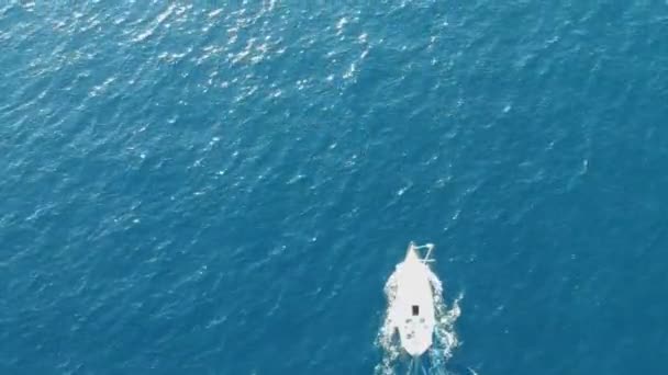 Luftaufnahme Eines Wunderschönen Bootes Das Auf Einem Transparenten Ruhigen Und — Stockvideo