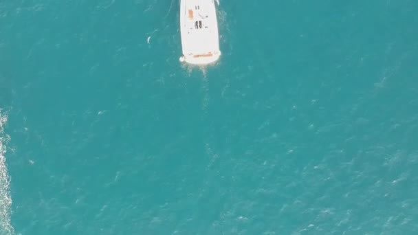 Вид Воздуха Красивую Лодку Плывущую Прозрачной Спокойной Бирюзовой Морской Воде — стоковое видео
