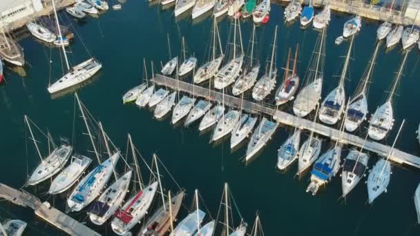 克罗地亚亚得里亚海海岸的鸟鸟观 欧洲傍晚阳光 船和游艇在平静的水中 码头码头与船 摩托艇漂浮在水面上 — 图库视频影像