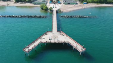 Toronto Merkezi Adası iskele görünümünü yaz aylarında. Bir sürü ziyaretçi. Hava kuş bakışı.