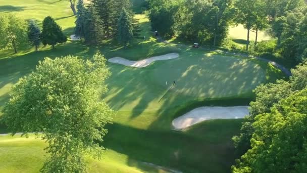 Golfbaan Met Twee Speler Avond Oog Vogel Uitzicht Vanuit Lucht — Stockvideo