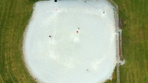 Luftaufnahme Des Baseball Diamantenfeldes Mit Einer Gruppe Von Spielern Sommerabend — Stockvideo