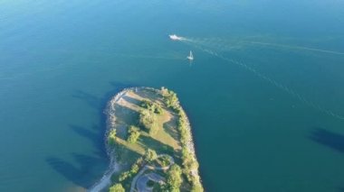 Üstten Görünüm göz kuş hava en az görüntülerini yeşil mavi sakin deniz suyu ile tekneler ve yatlar ve taşlar, Amerika ile yeşil bahar kara.