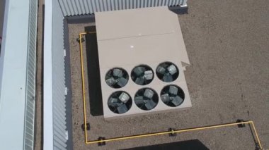 Sıcak yaz gününde çatı Klima en iyi cihaz ekipman havadan görünümü.