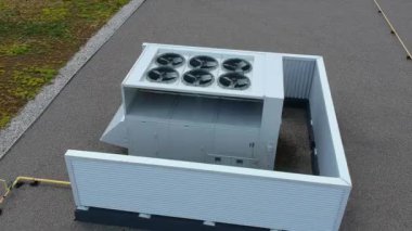 Ac egzoz havalandırma endüstriyel klima ve havalandırma çatı, sıcak yaz gününde görüntülerini hava Üstten Görünüm.