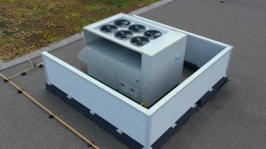 Ac egzoz havalandırma endüstriyel klima ve havalandırma çatı, sıcak yaz gününde görüntülerini hava Üstten Görünüm.