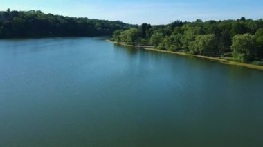 Yaz güneşli sıcak gün gölde havadan sinek görünümü.