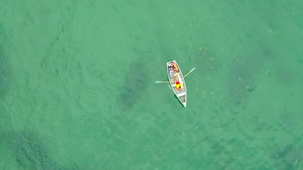 トップ ビューまたは空中鳥瞰図の透き通った緑の海と夏の海で ボート — ストック動画