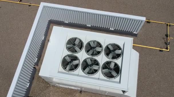 炎热夏季车顶空调顶部家电设备的鸟图 — 图库视频影像