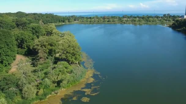 夏の晴れた暑い日の湖のフライ空撮 — ストック動画