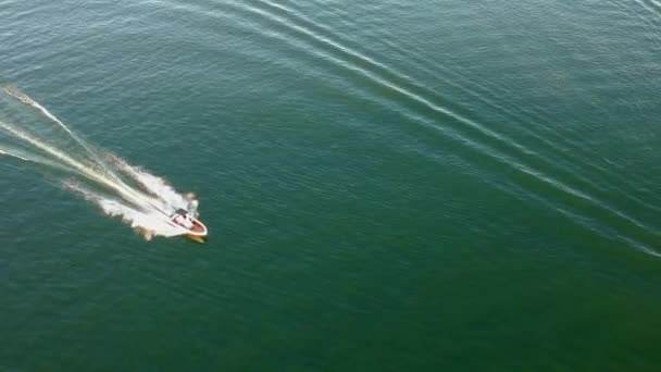 Overhead Drone Footage White Boat Fast Sails Sea Leaving White — Stock Video