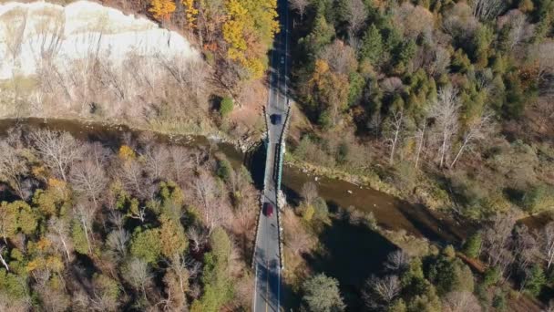 Blick Von Oben Auf Die Asphaltstraße Die Brücke Und Vorbeifahrende — Stockvideo