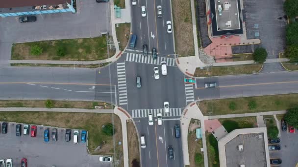 Luftaufnahme Einer Kreuzung Oder Straßenkreuzung Mit Fahrenden Autos Einer Amerikanischen — Stockvideo