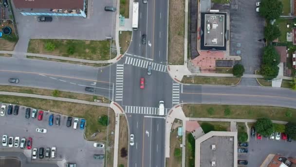 Luftaufnahme Einer Kreuzung Oder Straßenkreuzung Mit Fahrenden Autos Einer Amerikanischen — Stockvideo