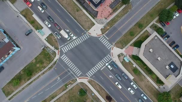 Luftaufnahme Einer Kreuzung Oder Straßenkreuzung Mit Fahrenden Autos Einer Amerikanischen — Stockvideo