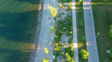 Hava su plaj sahil ya da göl kıyısında uçan. Drone kayma üzerinde.