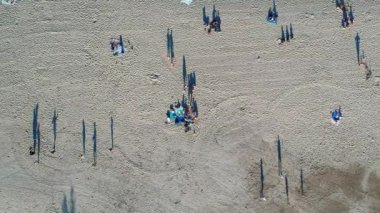 Hava yukarıdan aşağıya görünümü uçuş eğlence beach Barbekü sahip veya kamp ve sağlıklı faaliyetleri, altın saat zevk birçok kişi ile üzerinde.