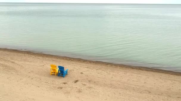 Minimalistisk Topp Flygfoto Över Strandstolar Rad Sandstranden — Stockvideo