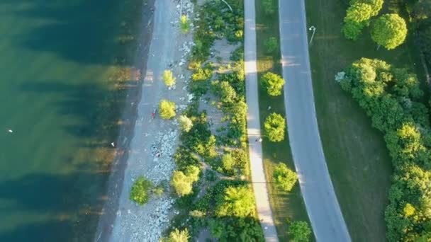 Luftflüge Über Wasser Strand Küste Oder Seeufer Drohne Gleitet Über — Stockvideo