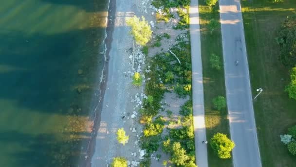 Luftflüge Über Wasser Strand Küste Oder Seeufer Drohne Gleitet Über — Stockvideo