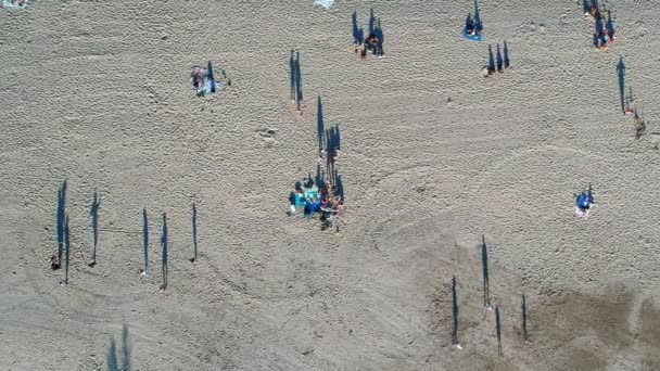 Aerial Uppifrån Och Ned Visa Flyg Över Fritids Strand Med — Stockvideo