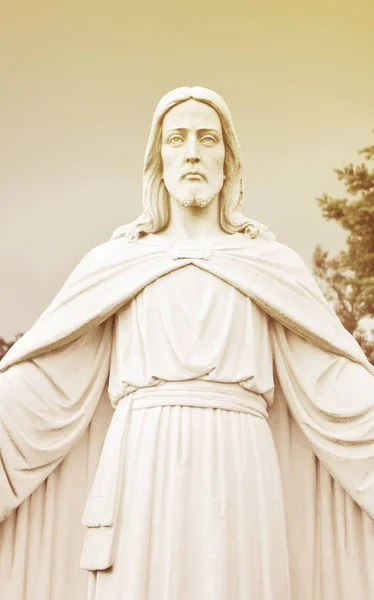 Standbeeld van Jezus close-up. Jezus Christus de koning, de zoon van God. — Stockfoto