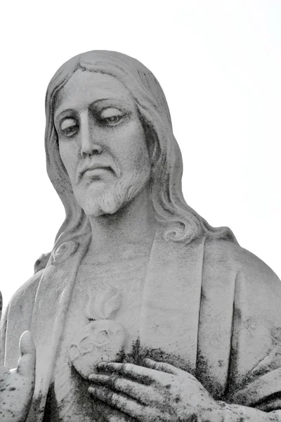 Jesusstatue in Nahaufnahme mit Herz-Jesu. Jesus Christus der König, — Stockfoto