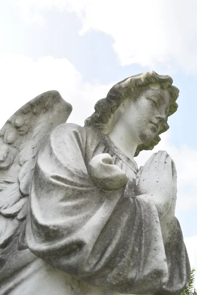 Figura de ángel con alas. Imagen vintage de un triste guardián ange —  Fotos de Stock