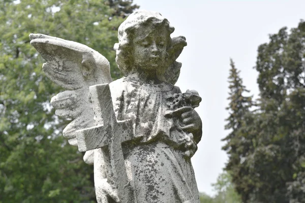 Vintage smutný Anděl na hřbitov před stromy a listy bac — Stock fotografie