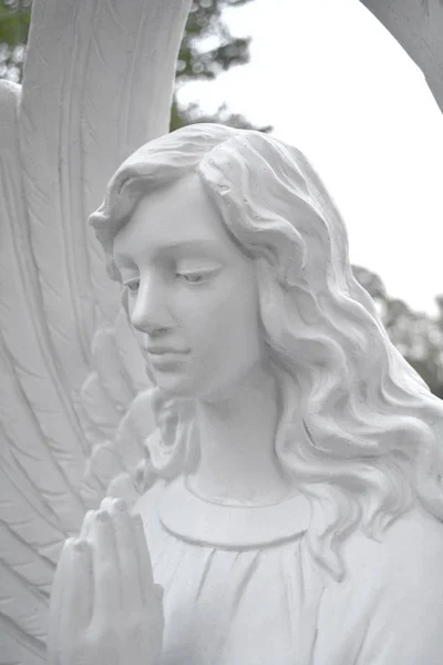 Güzel yüzlü melek kapatın. Bir tür ifade ile taş heykel — Stok fotoğraf