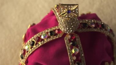Aşırı makro beyaz yumuşak yastık altın ve mücevher elmas King's taç odak değişen kadar kapatın. Yavaş dönüş hareketi. 4k, uhd.