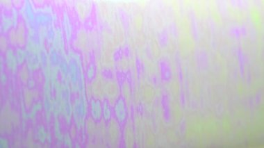 Holografik folyo neon yanardöner soyut hareket arka plan gerçek malzemeden yapılmış. Parlak gerçeküstü bulanık hareketli degrade 80s, 90s kavramı. Uhd 4k video.