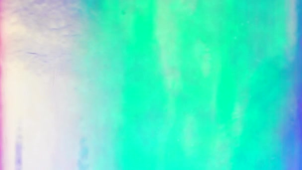 ホログラフィックホイルネオン虹色は 実際の材料で作られた抽象的な動きの背景 光るシュールな動くグラデーション80年代 90年代のコンセプト ウード4Kビデオ — ストック動画