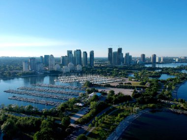 Toronto, Kanada'da Sonbahar sezonunda havadan kuş bakışı ufuk çizgisi