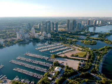 Humber Bay Shores Park üzerinde havadan kuş gözü vuruldu, Toronto, Canad
