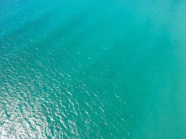 Deniz yüzeyi havadan görünümü. Turkuaz dalgalar ve w kuş gözü fotoğraf